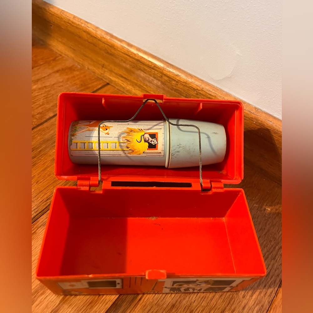Vintage 1962 Fisher-Price Mini Red Plastic Barn Farm Lunchbox with Thermos - Picture 4 of 4